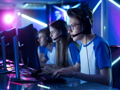 Gamer vor Computerbildschirmen