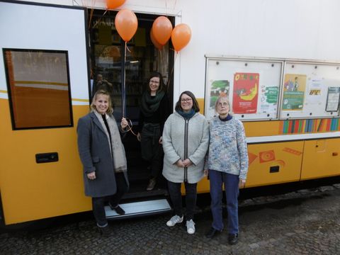 V.l.n.r.: Bildungsstadträtin Katrin Schultze-Berndt, Hannah Neumann (Leiterin der Bibliotheken Reinickendorf), Yvonne Willert (stv. Leiterin der Fahrbibliothek Reinickendorf) und Susanne König, Bibliothekarin im Großen Bücherbus. (Bild: BA Reinickendorf)