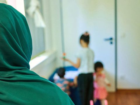 Frau in einem Frauen-Haus