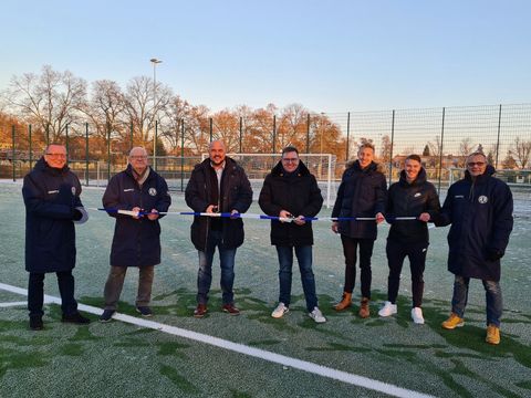 v.l.n.r.: Geschäftsführer des SC Staaken Karsten Dietze, 1. Vereinsvorsitzender Klaus-Dieter Krebs, Bezirksstadtrat Frank Bewig, Bezirksstadtrat Thorsten Schatz, Lukas Hesse und Ferris Freiwald aus der 1. Herren-Mannschaft sowie Geschäftsführer der Jugendabteilung Frank Kals (Bild: Bezirksamt Spandau)