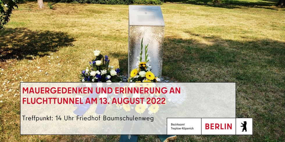 Blumenkränze stehen an einer Erinnerungsstehle, Text: Mauergedenken und Erinnerung an Fluchttunnel am 13.08.2022, Treffpunkt 14 Uhr Friedhof Baumschulenweg