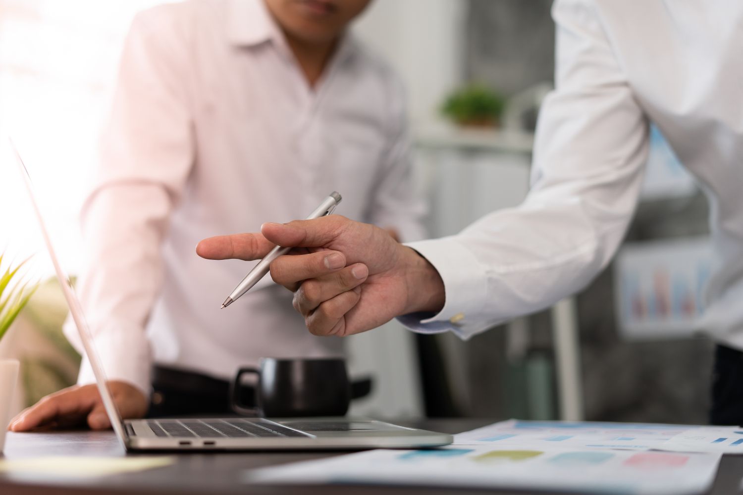 Geschäftsmann und Kollege, strategisch denkend, Businessplan oder Problemlösung im Büro eines Kollegen, eine Vielzahl von Brainstorming-Geschäftsideen.
