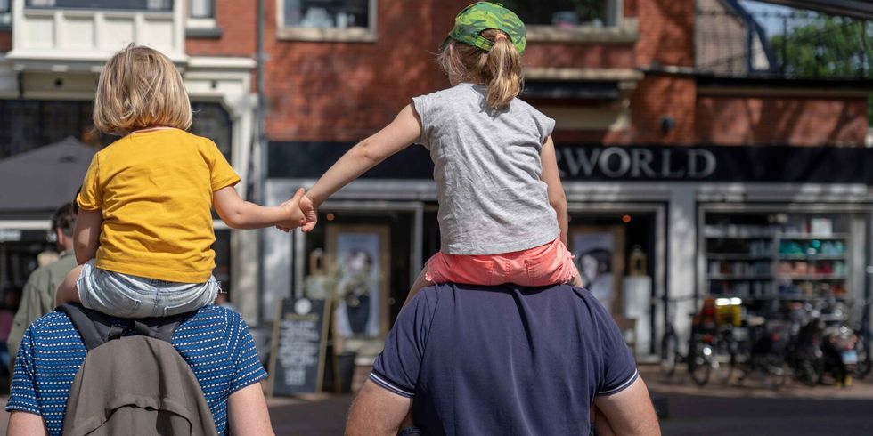 Eltern haben ihre beiden Kinder auf den Schultern