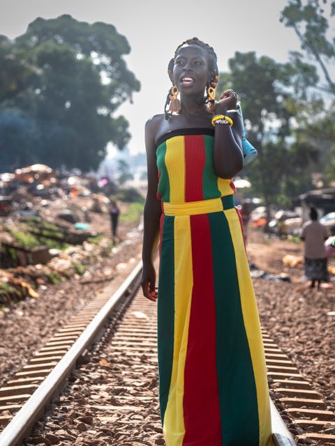 Ganzkörperfoto von Jaqee Nakiri auf Zuggleisen stehend