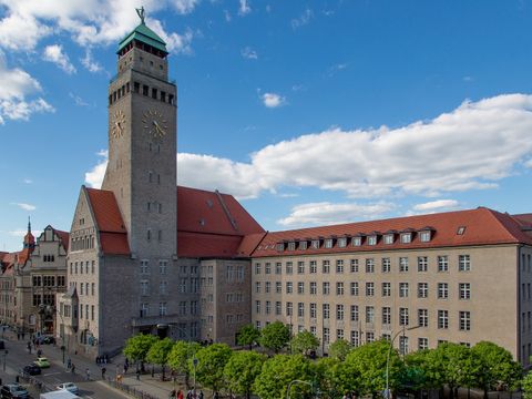 Karl-Marx-Straße 83 Rathaus