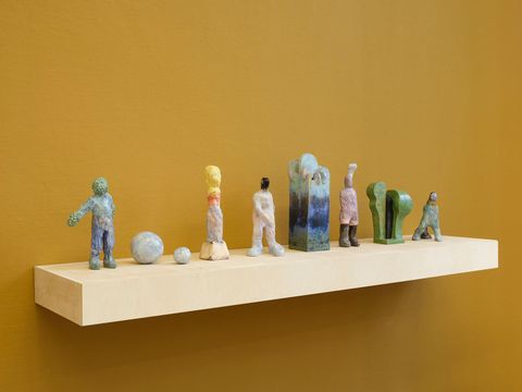 Laura Bruce, Ausstellungsansicht »Falling Upward«, Galerie Parterre, 2024, , Arbeiten von links nach rechts: »Bubble Head«, »Earth, Moon«, »Yellow Head«, »Black Head«, »Steam«, »Cloud Head«, »Sandwiched und Rasta«, 2019-2020, Glasierte Keramik