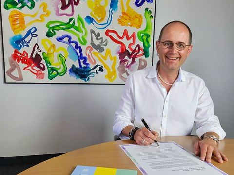 Lageso Präsident Alexander Straßmeir unterzeichnet Charta der Vielfalt