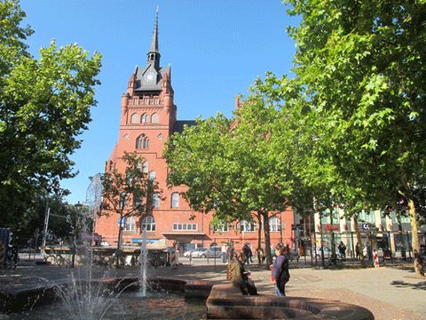 Blick vom Hermann-Ehlers-Platz zum Rathaus Steglitz
