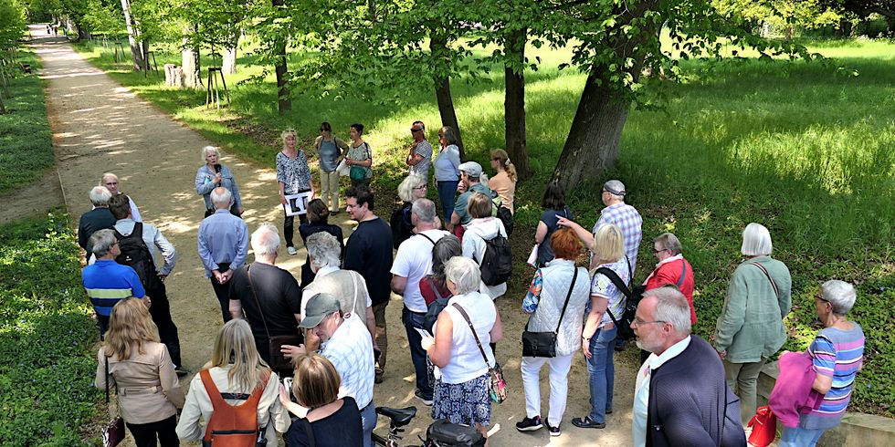 Rundgang durch den Schlosspark mit Leane Benjamin vom Straßen- und Grünflächenamt und Landschaftsarchitektin Brigitte Gehrke
