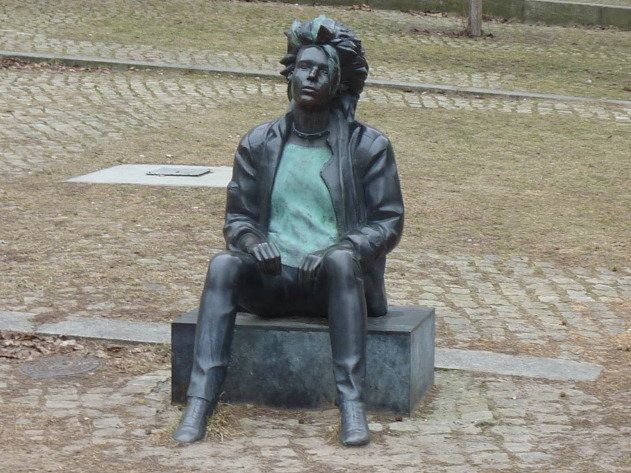 Skulptur: Walkman 1985, auf dem Julius-Morgenroth-Platz (sitzt rechts), 5.3.2011