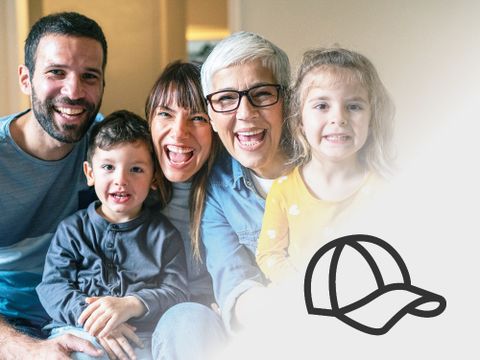 Eine Familie lacht in die Kamera