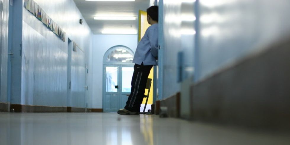 Schüler steht im Schulflur