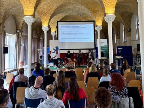 Teilnehmer*innen der Podiumsdiskussion zum Thema Mobilität im Kiezraum in Kreuzberg
