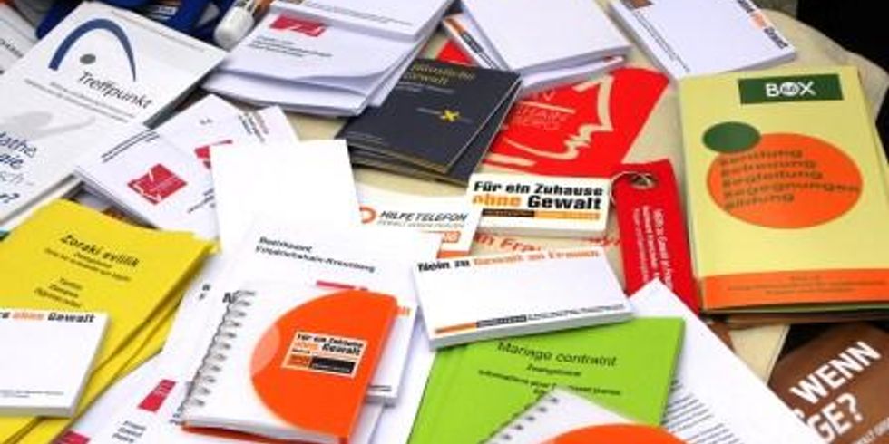 Viele Flyer und Broschüren