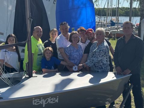 Bezirksverordnetenvorsteherin Köppen zu Gast beim Verein Schmöckwitzer Segler zur feierlichen Übergabe der Sondermittel-Plakette. (Bild: BA Reinickendorf)