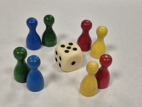 Spielfiguren mit Würfel