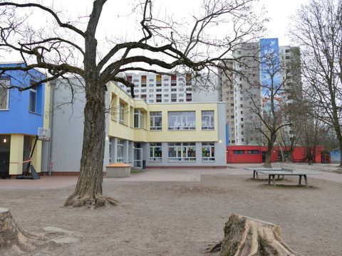 Märkische Grundschule und Hochhäuser im Märkischen Viertel
