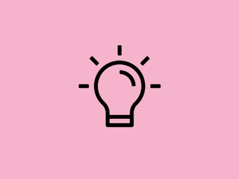 Symbol Glühbirne vor rosa Hintergrund