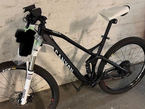 Schwarz-weißes Damenfahrrad