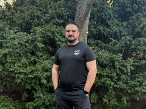 Mustafa Akbalik ist sportbegeistert und ambitioniert - wenn es nach ihm geht, gehört der Turnierpokal nach Friedrichshain-Kreuzberg