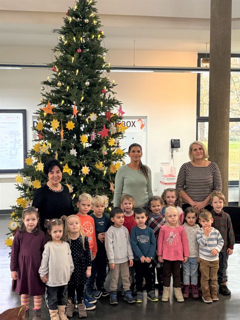 Die Kinder der evangelischen Kita Sonnenblume aus Wittenau zauberten mit ihrem Gesang die Weihnachtsvorfreude ins Rathausfoyer. (Bild: BA Rdf)