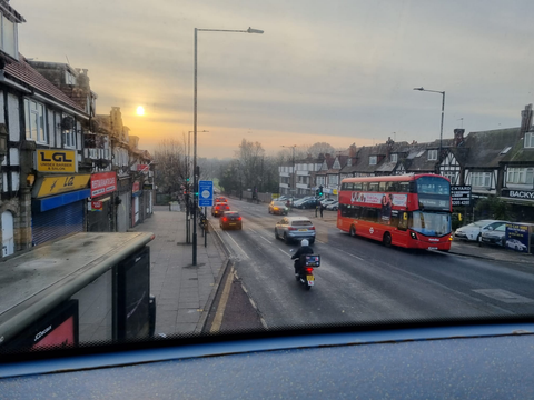 Im Doppeldecker auf dem Weg zur Arbeit (Bild: Alexander Diener)