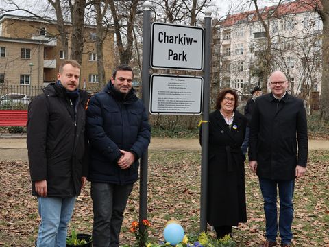 24. Februar 2024: Bezirksbürgermeisterin Schellenberg mit den Bezirksstadträten Richter (rechts vom Schild), Steinhoff und Aykal (links vom Schild)