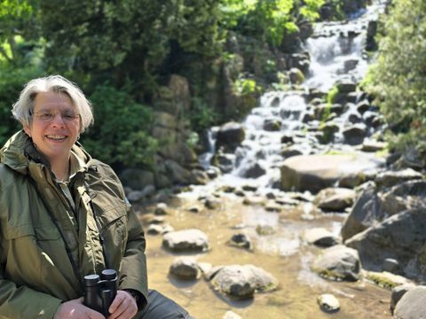 Stadtnatur-Rangerin Kristina Roth am Kreuzberger Wasserfall
