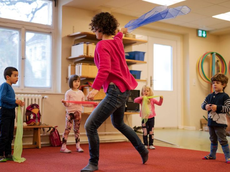 Kindertanz mit Tüchern und Pädagogin