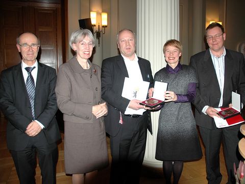 v.l.n.r.: Landeskonservator Prof. Dr. Jörg Haspel, Staatssekretärin Barbara Kisseler, Wolfgang Thaeter/STP Architekten, Senatsbaudirektorin Regula Lüscher, Christian Brauch (Bild: Landesdenkmalamt Berlin, Edmund Kasperski)