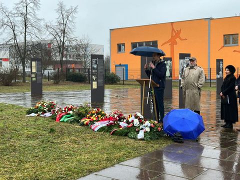 Bezirksbürgermeister Gordon Lemm vor der Holokaust-Gedenkstätte Marzahn-Hellersdorf