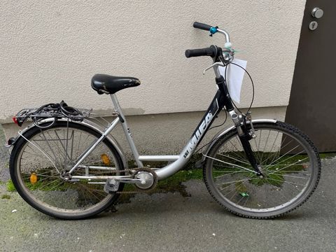 Schwarz-silber farbenes Damenfahrrad