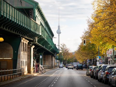 Schönhauser Allee Brücke mit Blick auf den Fernsehturm (Bild: Meyerfoto)
