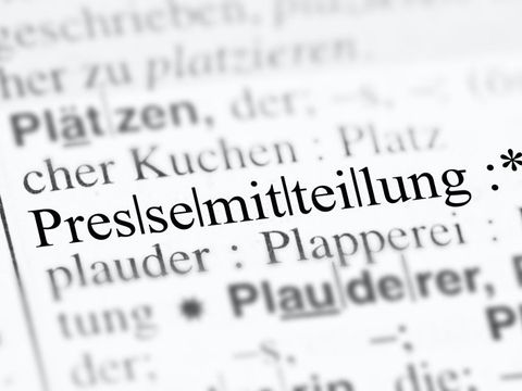 Ausschnitt eines Nachschlagewerks, wo der Fokus auf das Wort "Pressemitteilung" gelegt ist
