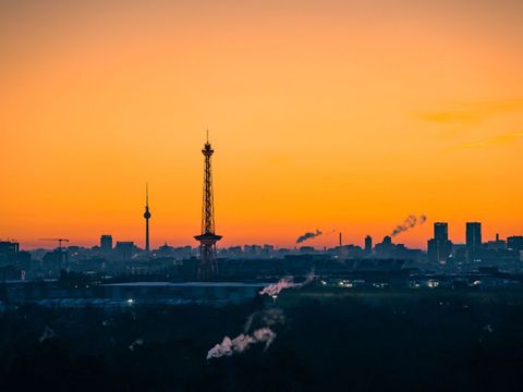 Die Skyline und die Innenstadt von Berlin bei Sonnenaufgang