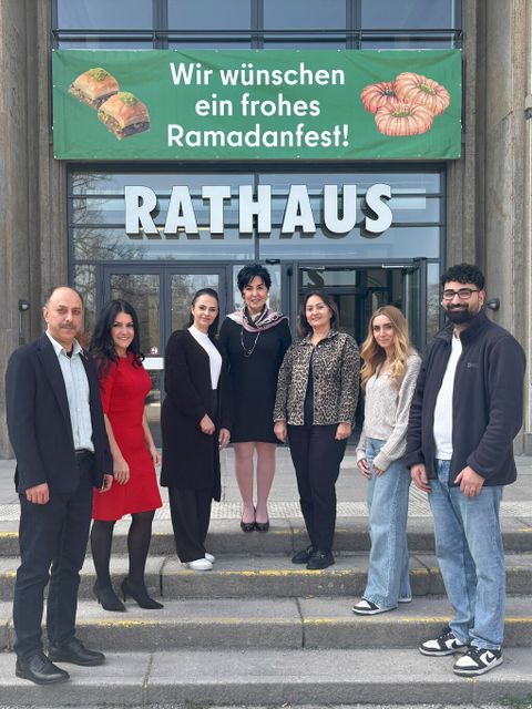 Bezirksbürgermeisterin Demirbüken-Wegner und Mitarbeitende des Bezirksamtes wünschen ein frohes Zuckerfest! (Bild: BA Reinickendorf)