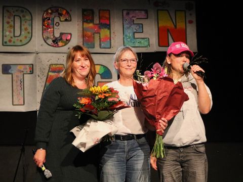 Julia Selge, Valerie Lenk und Ulrike Dietrich auf der Bühne der Weissen Rose am Weltmädchentag 25