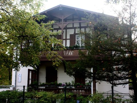 Etwas versteckt hinter Bäumen zeigt sich die "Spukvilla"
