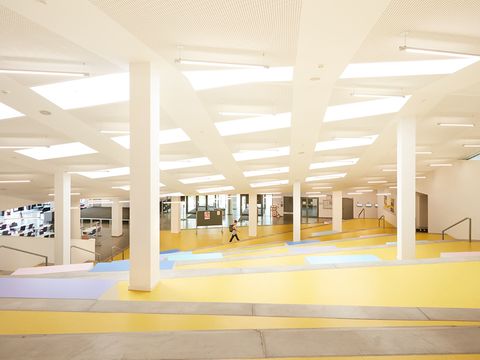 Lichtdurchflutetes Foyer einer Schule