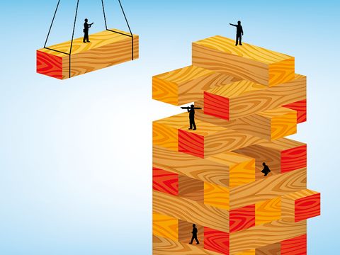 gestapelte Holzmodule zu einem Turm