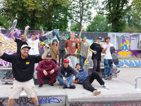 Eine Gruppe ausgelassener Jugendlicher auf dem Skaterfest Roll dein Deck