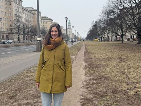 Leonie Laug ist als Klimaanpassungsmanagerin im Bezirksamt Friedrichshain-Kreuzberg u.a. zuständig für das Klimaanpassungskonzept und deren Umsetzung