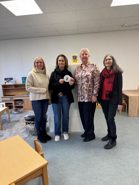 Von links: Diana Valentin, Sahanim Hohn (Kitaleitung), Kerstin Köppen (BVV-Vorsteherin), Andrea Behnke (Bündnis 90/Die Grünen) (Bild: Kathrin Nowack)