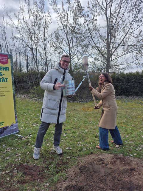 Eventpflanzung GESOBAU 2026: Mit viel Spaß dabei_ Herr Holborn, Vorstand der GESOBAU, und Bezirksbürgermeisterin Zivkovic (Bild: SenMVKU)