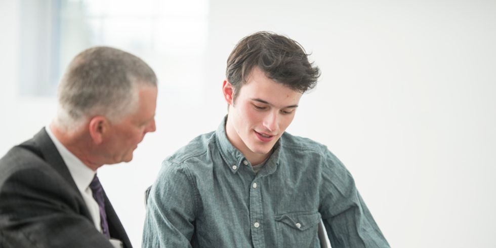 ein Student und ein Mann in einer Besprechung