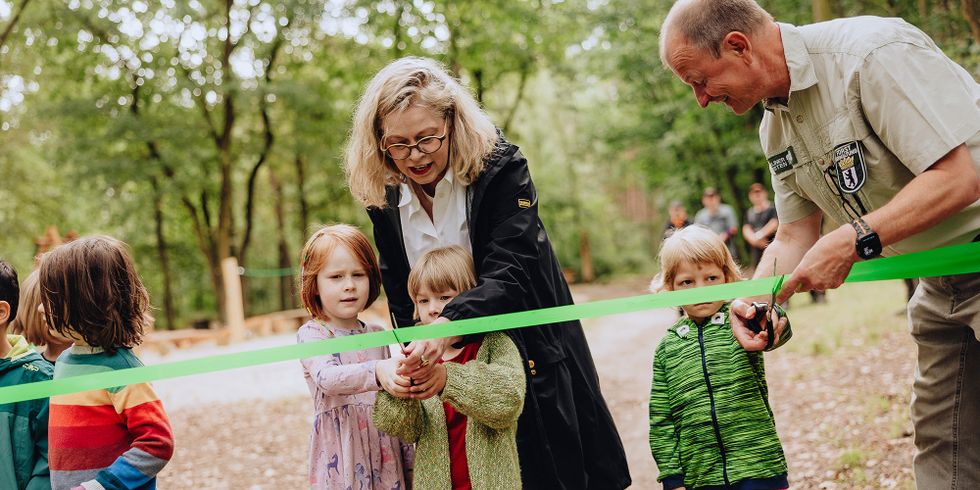 Frisch sanierter Waldspielplatz Däumlingsweg an Kinder übergeben