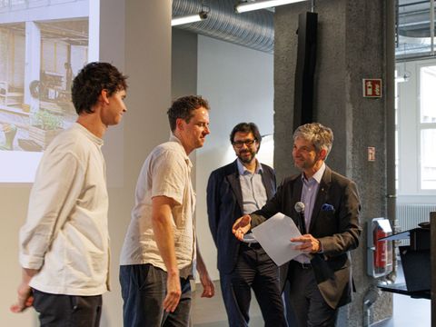 Vernissage Wettbewerbsausstellung Haus der Jugend Südkreuz am 10. Juni 2026, Übergabe der Sieger-Urkunde