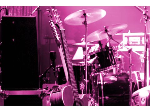 Bandinstrumente auf einer Bühne