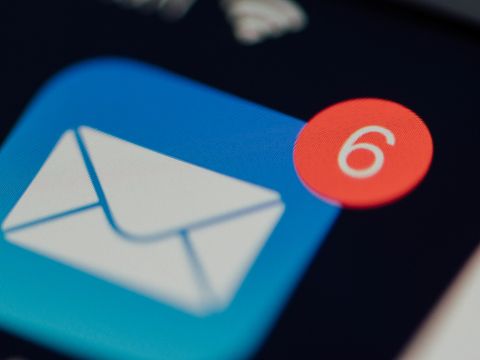 Ausschnitt einer Fotografie von einem Handy-Bildschirm, auf dem die Mail-App zu sehen ist