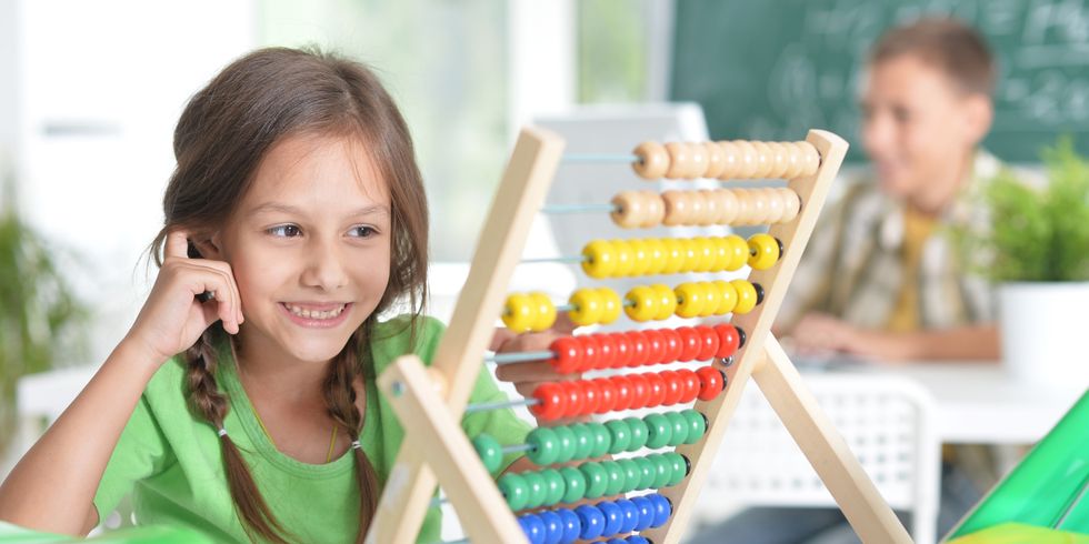 Mädchen rechnet mit Abakus